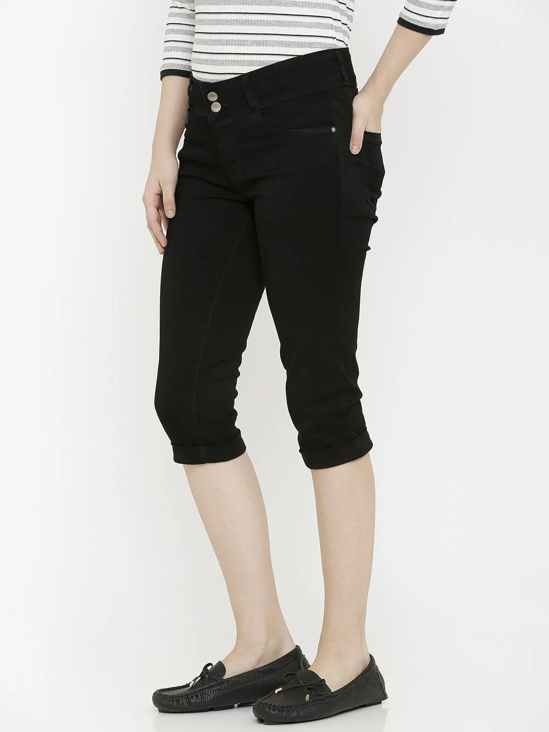 Women Black Mid-Rise Slim Capri